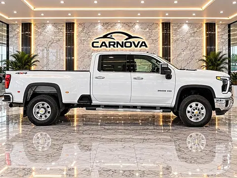 2025 Chevrolet Silverado 3500HD 4WD Crew Cab 172" LTZ photo 2