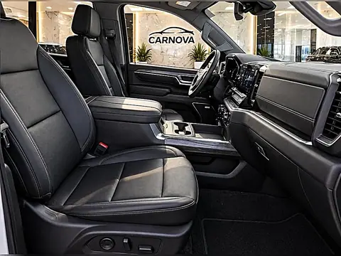 2025 Chevrolet Silverado 3500HD 4WD Crew Cab 172" LTZ photo 10