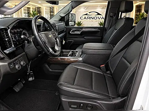 2025 Chevrolet Silverado 3500HD 4WD Crew Cab 172" LTZ photo 15