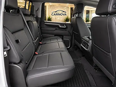 2025 Chevrolet Silverado 3500HD 4WD Crew Cab 172" LTZ photo 12