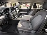 2020 Toyota Camry LE, foto 7 de 10