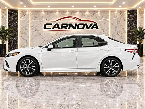 2020 Toyota Camry SE Auto (Natl) photo 4