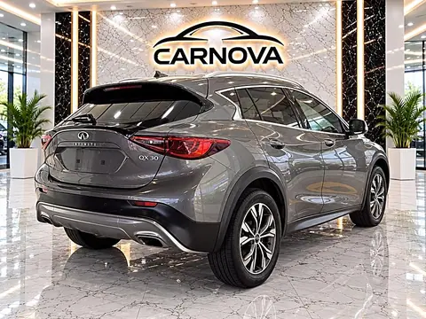 2017 Infiniti QX30 Premium AWD *Ltd Avail* photo 4